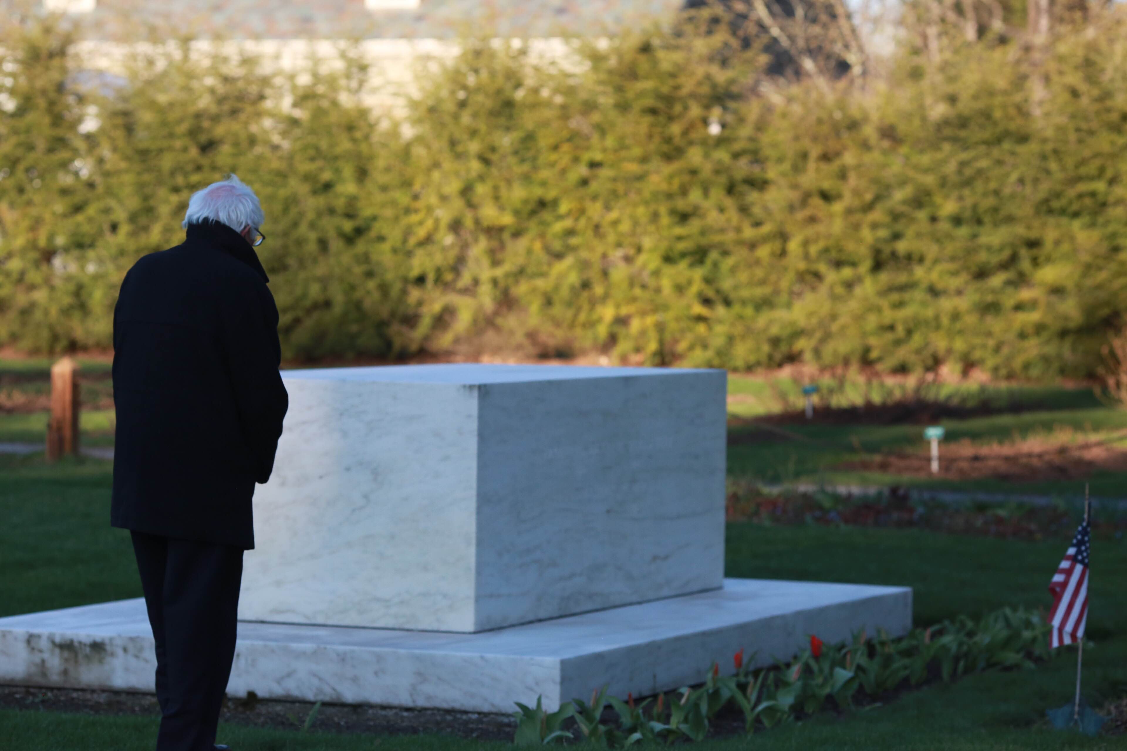 Sanders pays his respects at the gravesite of the longest-serving president in American history.
