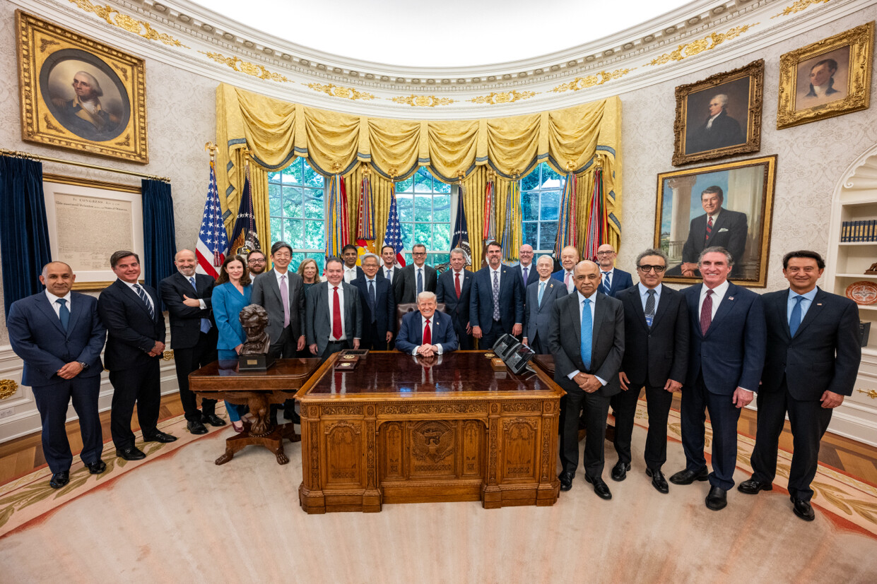 Trump in Oval Office with people
