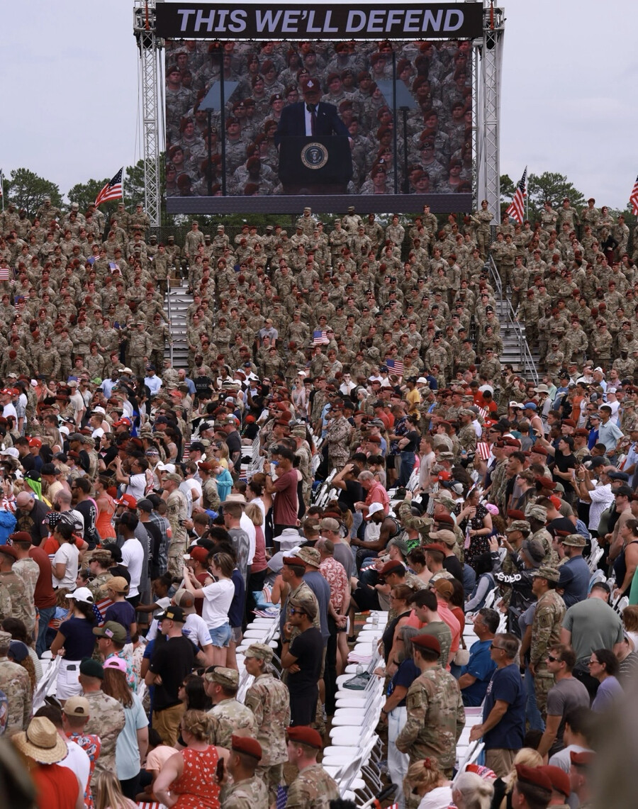 picture of Trump giving a speech